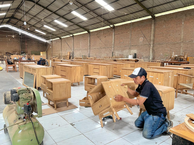 Craftsmen at work in the Antex Jaya Exim production workshop in Jepara